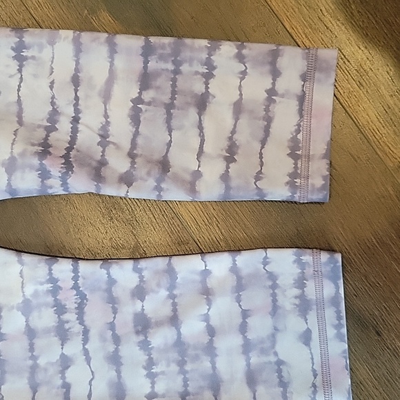Athleta Elation Printed Capri Leggings xdPurple Gray Tie-Dye Stripe Slit… - Picture 11 of 12